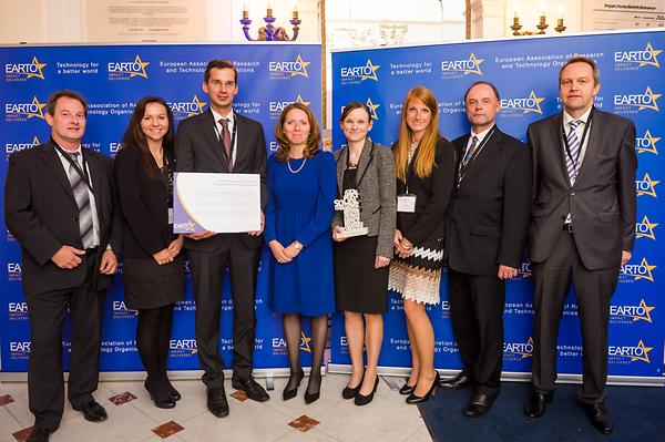 Gruppenfoto Preisverleihung EARTO 2016: v.l.n.r. Wolfgang Kern (CSO PCCL), Gerda Hinterreiter (International Relations UAR), Martin Payer (CEO PCCL), Muriel Attané (Secretary General EARTO), Sandra Schlögl (Senior Researcher PCCL), Simone Radl (Researcher PCCL), Raimund Schaller (Leiter R&D Sempermed bei SEMPERIT AG), Armin Holzner (Leiter R&D bei SEMPERIT AG)