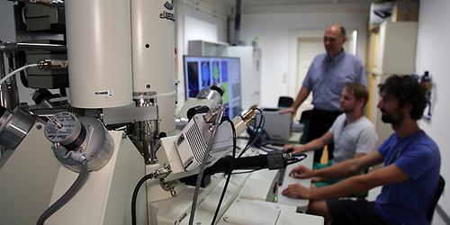 In der NAWI Graz Core Facility Feldemissionsmikrosonde werden Materialproben quantitativ untersucht