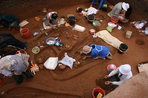 Bei Ausgrabungen im Jahr 2007 wurden bei Man Bac, Vietnam, alte menschliche Überreste gefunden. Die DNA aus den Skeletten ist Inhalt der aktuellen Studie