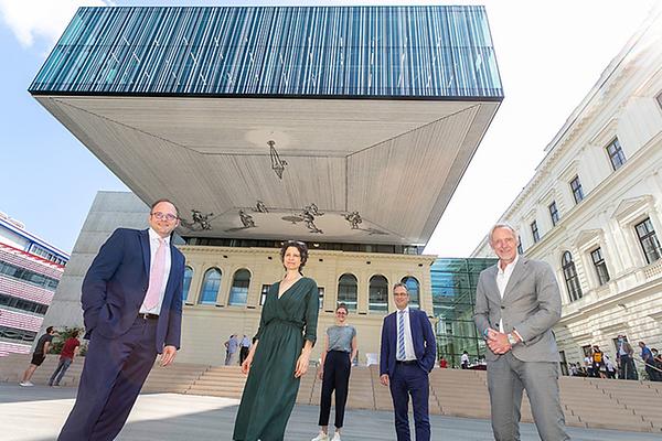 Das Kunstwerk am Unterbau des UB-Gebäudes wurde am 14. September feierlich eröffnet. Maximilian Pammer, Leiter Unternehmensbereich Universitäten BIG, Anna Artaker, Künstlerin, Hannah Bruckmüller, Kunsthistorikerin, Peter Riedler, Vizerektor Universität Graz und Günter Riegler, Stadtrat Graz.