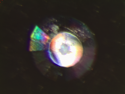 Mikroskopaufnahme durch einen der beiden Stempeldiamanten auf das auf 27 GPa komprimierte feste CO2
