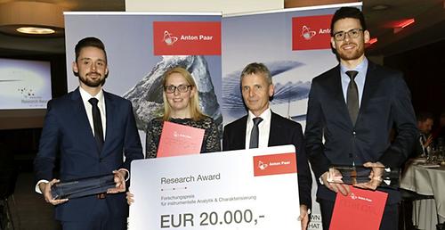 Dr. Friedrich Santner (Geschäftsführer der Anton Paar GmbH) überreicht den internationalen Forschungspreis im Wert von € 20.000,- an das Forschungsteam der TU Graz. V.l.n.r.: DI Manuel Christian Maier, BSc; Prof. DI Dr. Heidrun Gruber-Wölfer Dr. Friedrich Santner und Michael Leitner, BSc.