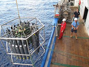 Wasserproben aus der Tiefsee kommen an Bord des Forschungsschiffes Pelagia