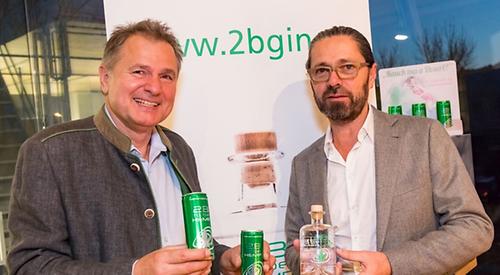links Armin Breinl (Erfinder des 2b Hemp Gin als auch der 2B Mehrfruchtfunktionsgetränke) und rechts Wolfgang Thomann (Produzent, Weinbauer, Schnapsbrenner)