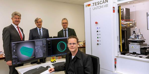 v.l.: Die Rektoren Harald Kainz (TU Graz), Hellmut Samonigg (Med Uni Graz) und Peter Riedler (Uni Graz) gemeinsam mit dem Leiter des Graz-µCT consortiums Robert Schennach vor einer der beiden hochmodernen Micro-CT-Kammern