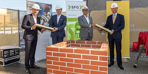 (v.l.) Bürgermeister Siegfried Nagl, der CEO der Bundesimmobiliengesellschaft Hans-Peter Weiss, SFG Geschäftsführer Christoph Ludwig und TU Graz-Rektor Harald Kainz vollzogen die symbolische Grundsteinlegung für das 'Data House' und das 'SAL Building' am Campus Inffeldgasse der TU Graz