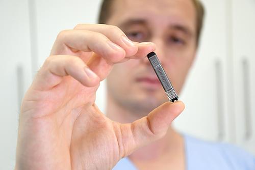 Der implantierbare Herzmonitor ist so klein wie ein Fingernagel