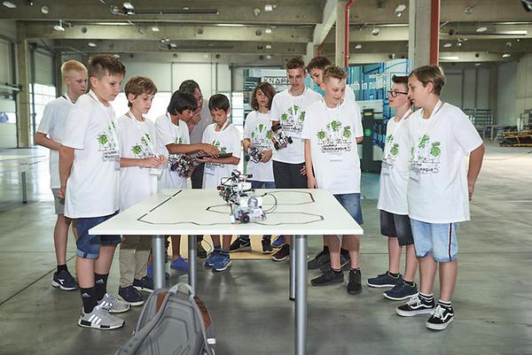 Mit selbst gebauten Lego-Robotern lösten die Schüler-Teams bei der KNAPP RoboLeague in Dobl viele knifflige Aufgaben.