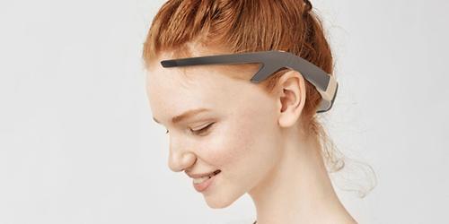 REY kann wie ein Headset auf dem Kopf getragen werden