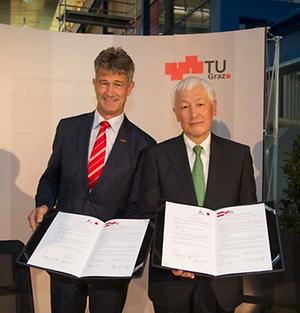 Japan vertraut in Sachen erdbebensicherer Holzbau auf Knowhow der TU Graz: Harald Kainz, Rektor der TU Graz, und Koichiro Nakashima, Präsident des japanischen Brettsperrholz-Verbandes, bei der Unterzeichnung des Memorandum of Understanding.