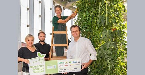 Freuen sich über die Auszeichnung: Franz Prettenthaler (r.) mit seinem Projektteam im Dachgarten