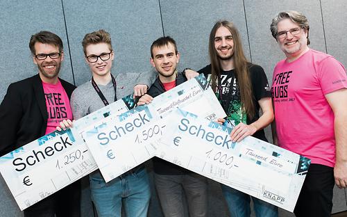 KNAPP-Personalleiter Ingo Spörk (li) und Mario Löfler (re), Managing Consultant/Ramp Up Support bei KNAPP, mit den Gewinnern des Coding Contest 2017., Foto: KNAPP AG