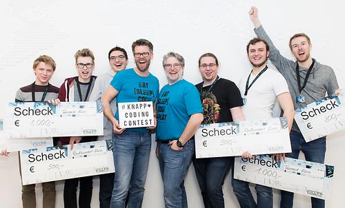 KNAPP Personalleiter Ingo Spörk und Mario Löfler, Produktmanager bei KNAPP, mit den strahlenden Gewinnern des Coding Contest 2018.