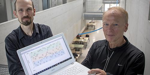 Die beiden TU Graz-Informatiker Robert Legenstein und Wolfgang Maass (v.l.) arbeiten an energieeffizienten AI-Systemen und lassen sich dabei von der Funktionsweise des menschlichen Gehirns inspirieren.