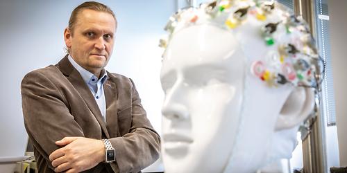 Gernot Müller-Putz vom Institut für Neurotechnologie der TU Graz ist Teil eines EU-Projekts zur Entwicklung einer Gehirn-Computer-Schnittstelle, mit der sich Sprache in Echtzeit aus Gehirnsignalen entschlüsseln lässt. Er sucht noch interessierte Nachwuchsforscherinnen und -forscher zur Mitarbeit im Projektteam.