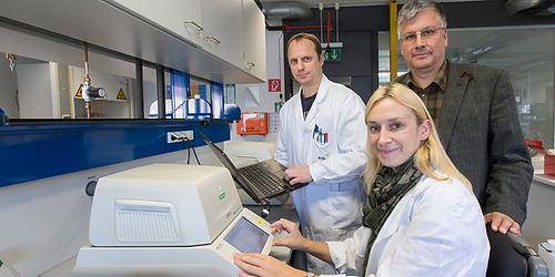 Mit seinem Team identifizierte Christoph Sensen, Leiter des Instituts für Computational Biotechnology der TU Graz (im Bild rechts), 24 Biomarker, mit denen eine Sepsis früher als bisher nachgewiesen werden kann