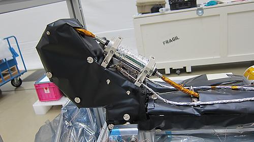 Der Sensor des Magnetometers an der Spitze des zehn Meter langen Armes der Sonde wird in den Laboren der ESA getestet. Das Gerät aus dem Labor der TU Graz ist eine Weltpremiere: Es ist das erste seiner Art auf der Erde - und im Weltall.