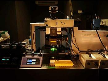 Das für die Studie verwendete Raman-Mikrospektrometer mit der für das Sortieren von isotopenmarkierten Zellen benötigten Zusatzausrüstung.