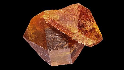 Tafeliger Monazit auf einem Xenotimkristall. Königsalm bei Senftenberg, Niederösterreich. Manche Minerale, wie Monazit, werden niemals metamikt, sondern stets nur moderat strahlengeschädigt