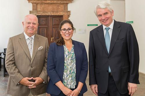 v.l.n.r.: Stv. Aufsichtsratsvorsitzender der EFS AG Senator Klaus Kuschel, Mag. Katrin Wetsch und Rektor Heinrich Schmidinger, Foto: Neumayr/LEO