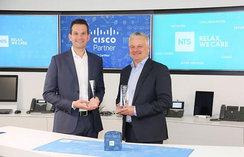 Alexander Albler, CEO von NTS (links) und Mag. Hans Greiner, General Manager Cisco Österreich (rechts) bei der Verleihung des Partner of the year
