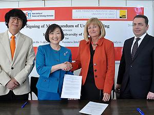 Besiegelten die Kooperation: Won-kyung Sung, Rektorin Christa Neuper, KISTI-Präsidentin Sun-hwa Hahn und SOWI-Dekan Thomas Foscht (v.l.)