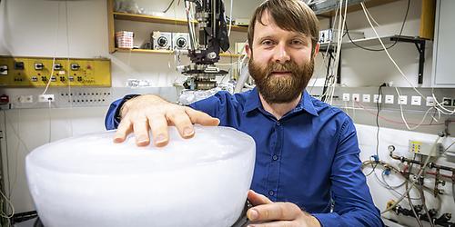 Die Studienergebnisse von Anton Tamtögl et al führen zu einem völlig neuen Verständnis über die Eisbildung: Wassermoleküle brauchen zusätzliche Energie bevor sie zu Eis gefrieren.