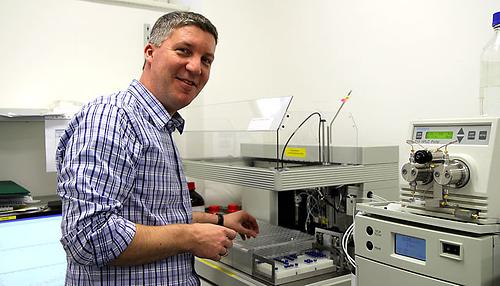 Christian Becker 'schneidert' Moleküle für moderne medizinische und biotechnologische Anwendungen, Foto: Universität Wien