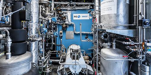 Das Innenleben des OSOD H2 Generators. Beim blauen Quader handelt es sich um die Kernentwicklung: ein Gasofen mit vier Rohrreaktoren, in denen der Chemcial-Looping-Prozess zur Wasserstoffproduktion abläuft.