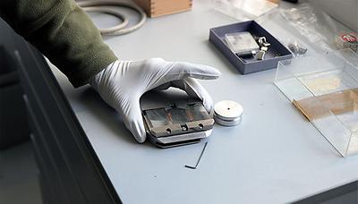Vorbereitung der Gesteinsproben für die Analyse mit der Elektronenstrahlmikrosonde