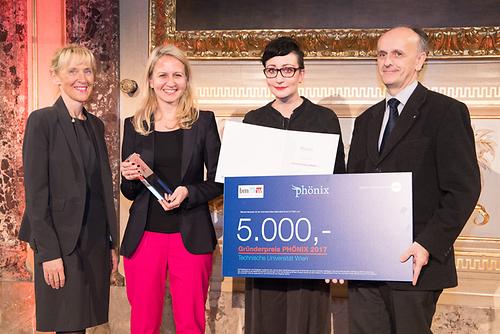 Preisübergabe mit Barbara Weitgruber (BMWFW), Tanja Sovic (TU Wien), der Preisträgerin Miriam Unterlass und Johannes Fröhlich