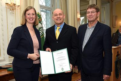 Landesrätin Barbara Eibinger-Miedl, Preisträger C. Oliver Kappe, Peter Scherrer, Vizerektor der Universität Graz