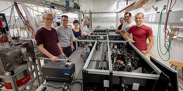 Markus Koch (2. linke Reihe), Institutsvorstand Wolfgang Ernst (4. linke Reihe), Bernhard Thaler (1. rechte Reihe) und dem Team am Institut für Experimentalphysik