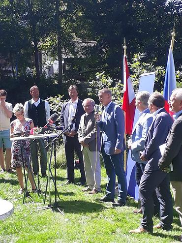 Am 26. August wurden die ersten Jungmuscheln aus der künstlichen Nachzucht bei einem feierlichen Akt im oberösterreichischen Leopoldschlag von in- und ausländischen politischen Würdenträger*innen in der Maltsch ausgesetzt. Bild Mitte: Tschechiens Ministerpräsident Andrej Babiš bei seiner Rede