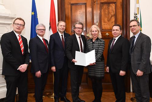 Vizepräsident Manfred Schubert-Zsilavecz, Hans-Joachim Böcking, Ralf Ewert, Landesrat Christopher Drexler, die hessische Staatssekretärin Bernadette Weyland, SOWI-Dekan Thomas Foscht und Vizerektor Peter Riedler nach der Vertragsunterzeichnung.