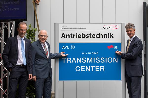 Eine einmalige Partnerschaft wird besiegelt: Hannes Hick, Leiter des Instituts für Maschinenelemente und Entwicklungsmethodik, AVL CEO Helmut List und TU Graz-Rektor Harald Kainz (v.l.n.r.), Foto: © Lunghammer/TU Graz