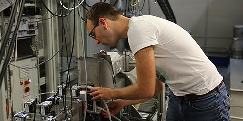 Wenn keine Versuche am Tagesplan stehen, arbeitet Max Burian an der Beamline, hält sie in Stand und entwickelt das Equipment weiter.