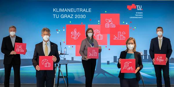 Präsentierten Details zur „Klimaneutralen TU Graz 2030“: Projektleiter Günter Getzinger, TU Graz-Rektor Harald Kainz, Forschungslandesrätin Barbara Eibinger-Miedl, Klimaschutzministerin Leonore Gewessler, Forschungs-Vizerektor Horst Bischof. (v.l.n.r.)