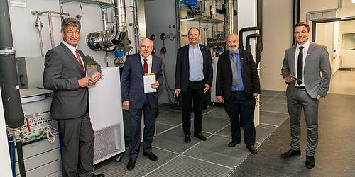 Freuen sich über die neue Forschungsinfrastruktur: Harald Kainz (Rektor TU Graz), Helmut List (CEO AVL), Robert Fischer (GF Engineering und Technik Antriebssysteme AVL), Hermann Steffan (Institutsleiter VSI) und Jörg Moser (Leiter BSCG)