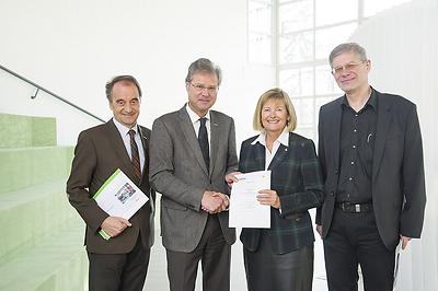 WIFI-Leiter Peter Hochegger, WKO Steiermark Direktor Karl-Heinz Dernoscheg, Rektorin Christa Neuper und der wissenschaftliche Projektleiter Martin Arendasy von der Uni Graz (v.l.)