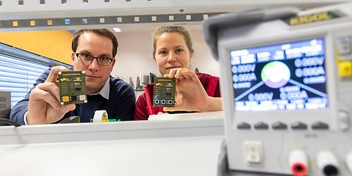 Haben gemeinsam mit Kollegen Rainer Hofmann ein Framework entwickelt, das unterschiedliche Funktechnologien direkt miteinander kommunizieren lässt: Carlo Alberto Boano und Hannah Brunner vom Institut für Technische Informatik der TU Graz