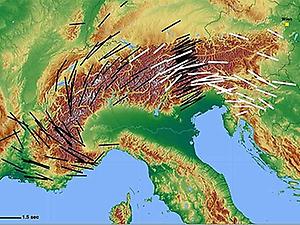 Karte des Alpenraums und Beobachtungen von schnellen Orientierungen – weiße Linien zeigen die neuen Messungen. Die Länge der Linie gibt die Zeitverzögerung zwischen der schnellen und der langsamen Welle an.