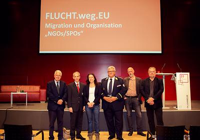 Franz Küberl, Andreas Jaklitsch, Alexandra Köck, Peter Scherling, Moderator des Abends Thomas Wolkinger und Kilian Kleinschmidt