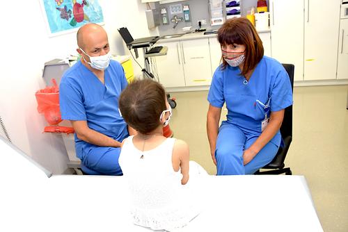 Die leitende Oberärztin Gabriele Kropshofer und R. Crazzolara bei der Behandlung einer ihrer kleinen PatientInnen