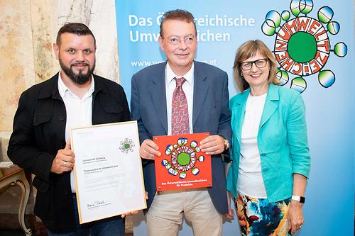 Thomas Grabner, Leiter des PLUS Printcenters und PLUS Umweltmanager DI Harald Mühlfellner mit Bundesministerin DI Maria Patek