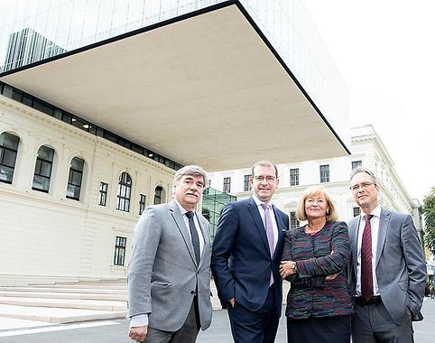 UB-Leiter Werner Schlacher, BIG-Geschäftsführer Hans-Peter Weiss, Rektorin Christa Neuper und Finanz-Vizerektor Peter Riedler (v.l.)