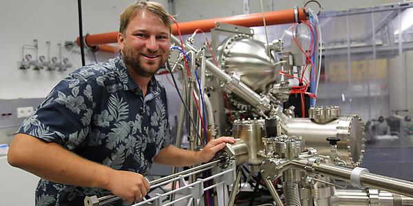 Florian Lackner baute sich an der TU Graz ein eigenes Labor rund um ein Photoemissionselektronenmikroskop und einen Femtosekunden-Laser auf