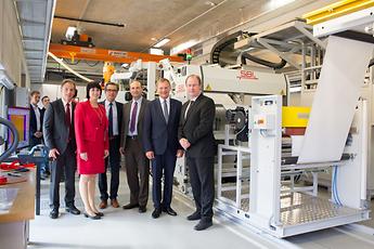 Ing. Karl Stöger von SML, DIin (FH) Bettina Schrenk und Dr. Franz Reitbauer von Greiner Packaging, JKU Vizerektor für Forschung Univ.-Prof. Dr. Alexander Egyed, LH-Stv. Mag. Thomas Stelzer, Univ.-Prof. Dr. Jürgen Miethlinger vom JKU Institut für Polymer Extrusion and Compounding