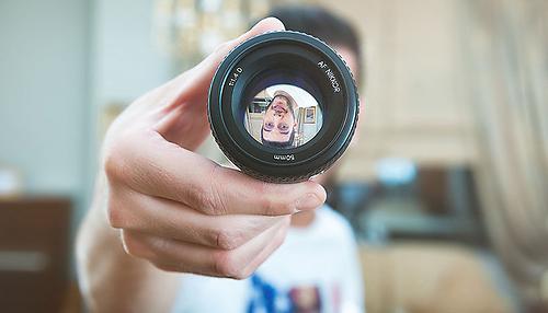 WissenschafterInnen der Universität Wien haben herausgefunden, dass auf dem Kopf stehende Gesichter deutlich schöner eingeschätzt werden als aufrechte Gesichter, Foto: Nikos Koutoulas/flickr.com/