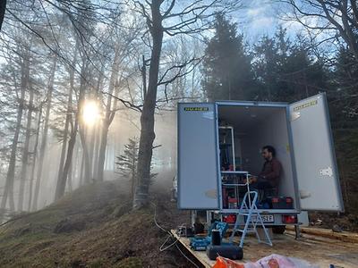 Derzeit laufen im Rahmen des ACRP Projekts EXAFOR neue, technisch aufwändige Feldmessungen, die untersuchen, wie sich diese Bodenveränderungen auf den Austausch von Treibhausgasen zwischen Atmosphäre und Waldböden auswirken.